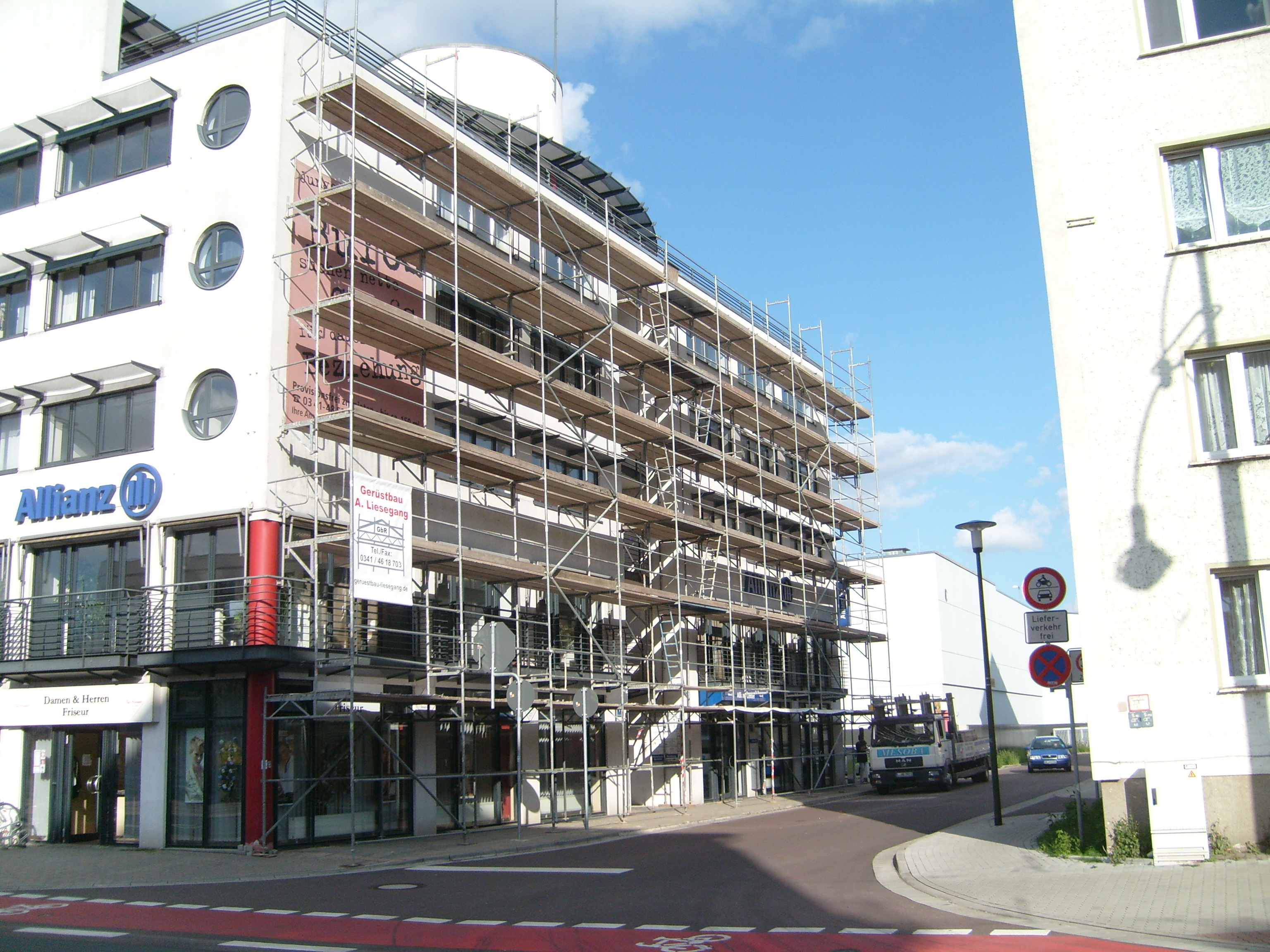 Fassadengerüst an einem Geschäftshaus – Gerüstbau Liesegang